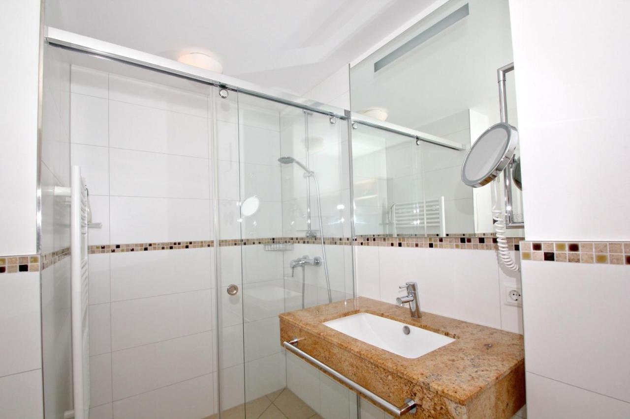 Strandnahe Fewo Rex Rugia: Balkon & Ahoi Erlebnisbad Lobbe Exterior photo